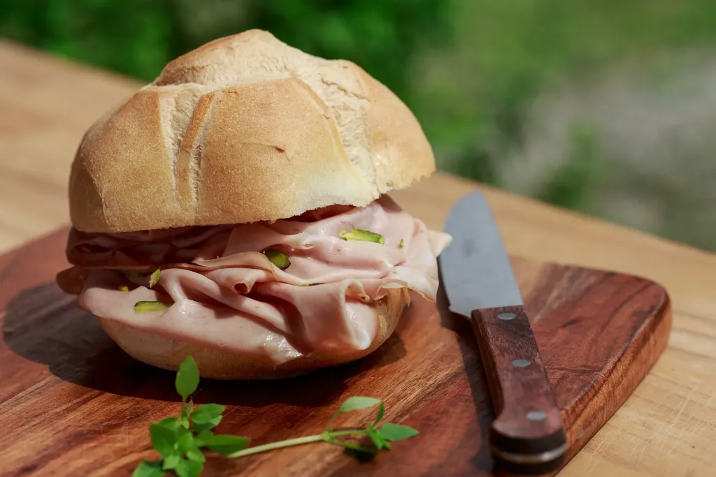 Ile kalorii ma kanapka z szynką? Poznaj tajniki odżywiania się i utrzymania zdrowej diety!