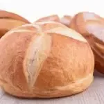 Ile kalorii ma jedna kajzerka? Odkryj wartość kaloryczną tego popularnego pieczywa!
