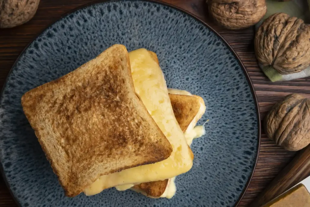Ile kalorii ma tost z serem?