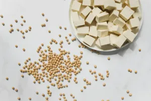 Ile kalorii ma tofu? Odkryj wartość odżywczą tego roślinnego przysmaku!