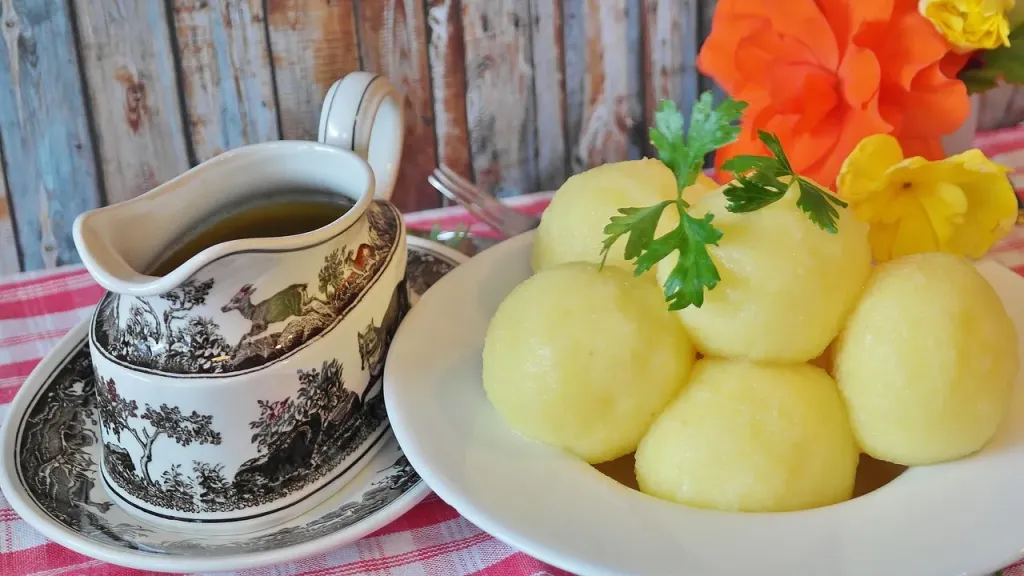 Ile kalorii ma pyza? Poznaj tajniki kaloryczności ulubionego dania!