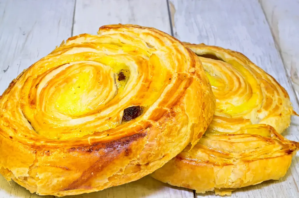 Ile kalorii ma drożdżówka z serem?