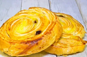 Ile kalorii ma drożdżówka z serem?